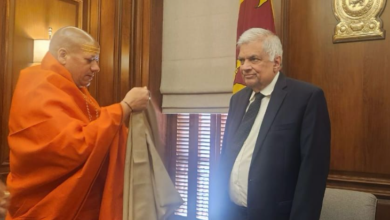 श्रीलंका के राष्ट्रपति विक्रम सिंघे ने स्वामी कैलाशानन्द का आशीर्वाद लिया