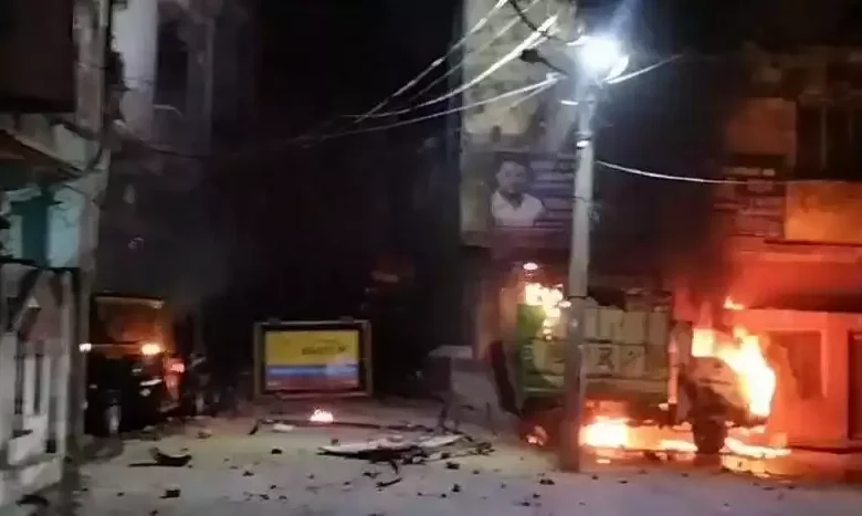 हल्द्वानी में अवैध मदरसा तोड़ने पर हिंसा भड़की, आगजनी, अब तक 6 की मौत हल्द्वानी में अवैध मदरसा तोड़ने पर हिंसा भड़की, आगजनी, अब तक 6 की मौत