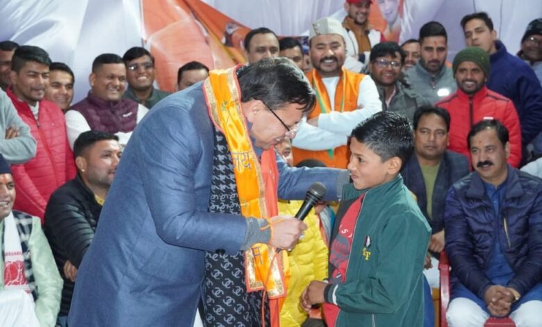मुख्यमंत्री धामी ने सीमान्त गांव में चौपाल लगाकर सुनी जनता की बात मुख्यमंत्री धामी ने सीमान्त गांव में चौपाल लगाकर सुनी जनता की बात