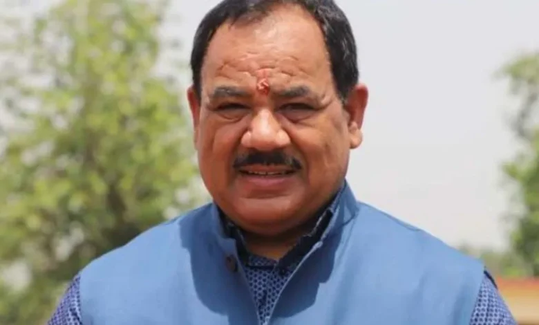 ईडी ने पूर्व मंत्री हरक सिंह के ठिकानों पर मारा छापा, जानिए पूरा मामला ईडी ने पूर्व मंत्री हरक सिंह के ठिकानों पर मारा छापा, जानिए पूरा मामला
