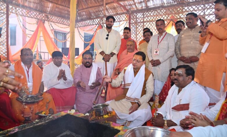 CM धामी ने महारूद्र यज्ञ अनुष्ठान में शामिल होकर यज्ञ में दी आहूति