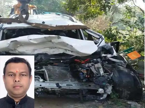 Uttarakhand: यहां भाजपा नेता की सड़क हादसे में मौत, पत्नी और बच्चे घायल Uttarakhand: यहां भाजपा नेता की सड़क हादसे में मौत, पत्नी और बच्चे घायल