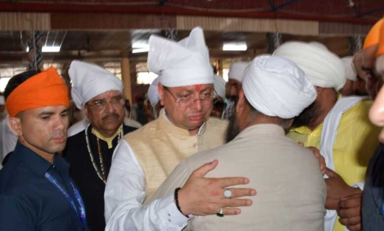 नानकमत्ता गुरुद्वारा कैंप पहुंच भावुक हुए मुख्यमंत्री धामी, पार्थिव शरीर पर पुष्पांजलि की अर्पित नानकमत्ता गुरुद्वारा कैंप पहुंच भावुक हुए मुख्यमंत्री धामी, पार्थिव शरीर पर पुष्पांजलि की अर्पित