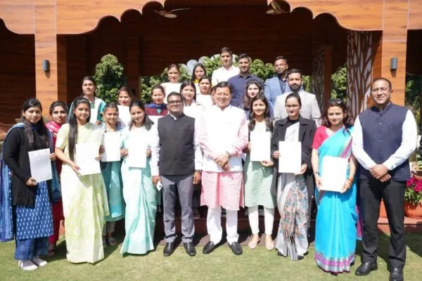 मुख्यमंत्री धामी ने 27 अभ्यर्थियों को दिए नियुक्ति पत्र मुख्यमंत्री धामी ने 27 अभ्यर्थियों को दिए नियुक्ति पत्र