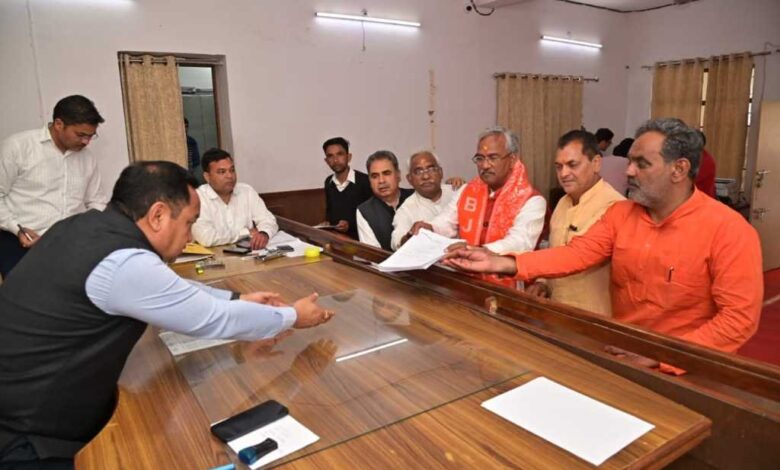 त्रिवेंद्र ने ऑनलाइन के बाद अब ऑफलाइन किया नामांकन, बोले, जनता के आशीर्वाद से प्रचंड होगी भाजपा की जीत त्रिवेंद्र ने ऑनलाइन के बाद अब ऑफलाइन किया नामांकन, बोले, जनता के आशीर्वाद से प्रचंड होगी भाजपा की जीत