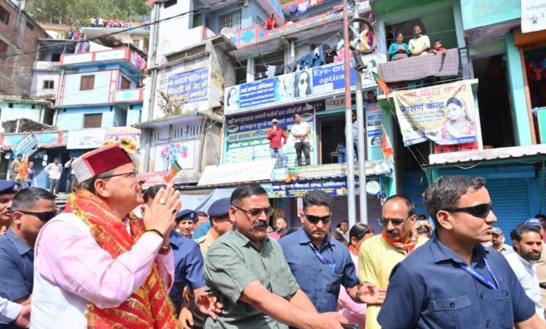 Uttarakhand: माला राज्यलक्ष्मी शाह के लिए मुख्यमंत्री धामी ने लम्बगाँव में मांगे वोट Uttarakhand: माला राज्यलक्ष्मी शाह के लिए मुख्यमंत्री धामी ने लम्बगाँव में मांगे वोट