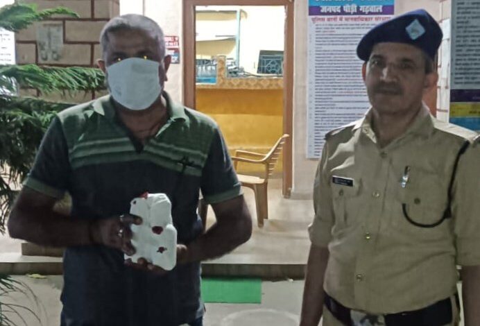 शराब तस्करी में स्कूटी सहित एक नशा तस्कर को पुलिस ने किया गिरफ्तार शराब तस्करी में स्कूटी सहित एक नशा तस्कर को पुलिस ने किया गिरफ्तार