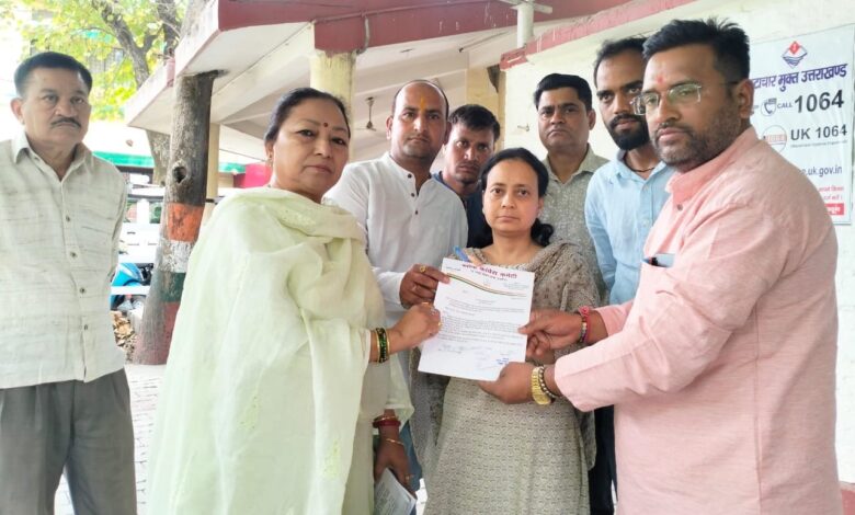 ग्रामीणों में भारी रोष, जिलाधिकारी को सौंपा ज्ञापन
