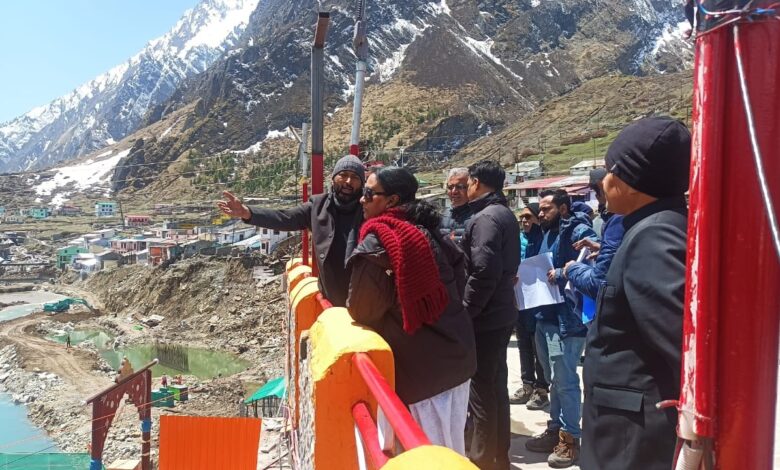 मुख्य सचिव ने बदरीनाथ पहुंचकर चारधाम यात्रा व्यवस्था का लिया जायजा मुख्य सचिव ने बदरीनाथ पहुंचकर चारधाम यात्रा व्यवस्था का लिया जायजा