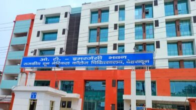 दून अस्पताल की इमरजेंसी में युवकों का दुस्साहस