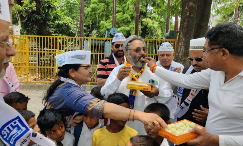 निकली आवाज : जेल के ताले टूट गए केजरीवाल छूट गए निकली आवाज : जेल के ताले टूट गए केजरीवाल छूट गए