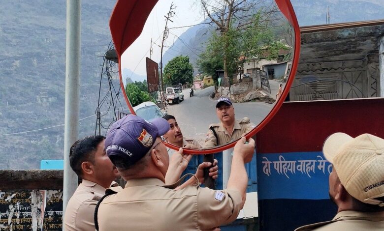 अंधे मोड़ों पर लगाये गये कॉन्वेक्स मिरर अंधे मोड़ों पर लगाये गये कॉन्वेक्स मिरर