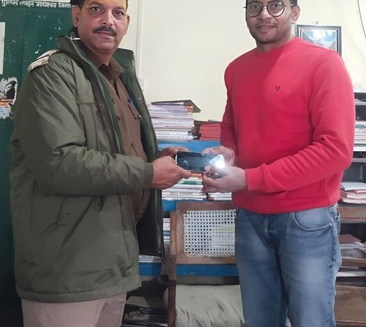 श्रद्धालुओं की सहायता करने में जुटे पुलिस के जवान श्रद्धालुओं की सहायता करने में जुटे पुलिस के जवान
