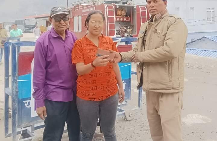 श्रद्धालुओं की मददगार बन रही चमोली पुलिस श्रद्धालुओं की मददगार बन रही चमोली पुलिस