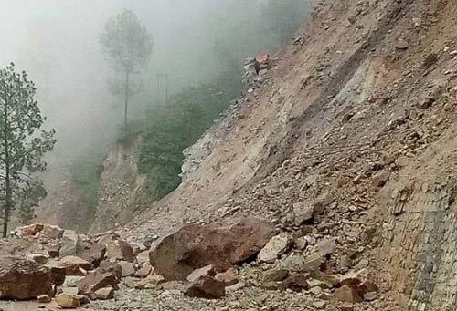 पहाड़ी से गिरे पत्थर की चपेट में आने से एक यात्री की मौत पहाड़ी से गिरे पत्थर की चपेट में आने से एक यात्री की मौत