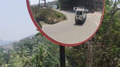 यातायात पुलिस ने ब्लाइंड टर्न मोड़ों पर लगाये कॉन्वेक्स मिरर