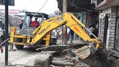 नगर निगम ने 135 पटालों को जेसीबी  से उखाड़ा, छह घंटे चला अभियान