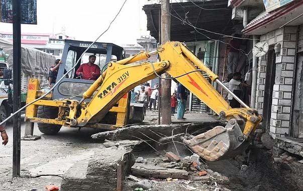 नगर निगम ने 135 पटालों को जेसीबी से उखाड़ा, छह घंटे चला अभियान नगर निगम ने 135 पटालों को जेसीबी से उखाड़ा, छह घंटे चला अभियान