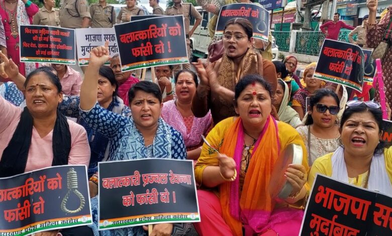 महिला कांग्रेस ने निकाला मार्च, दहन किया सरकार का पुतला महिला कांग्रेस ने निकाला मार्च, दहन किया सरकार का पुतला