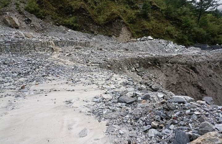 बद्रीनाथ राष्ट्रीय राजमार्ग मलबा आने के कारण अवरुद्ध बद्रीनाथ राष्ट्रीय राजमार्ग मलबा आने के कारण अवरुद्ध