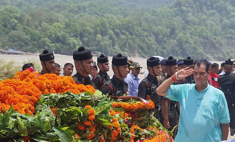 कैबिनेट मंत्री अग्रवाल ने नम आंखों से दी वीर शहीद को अंतिम विदाई कैबिनेट मंत्री अग्रवाल ने नम आंखों से दी वीर शहीद को अंतिम विदाई
