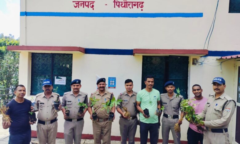 पिथौरागढ़ पुलिस ने किया वृक्षारोपण पिथौरागढ़ पुलिस ने किया वृक्षारोपण