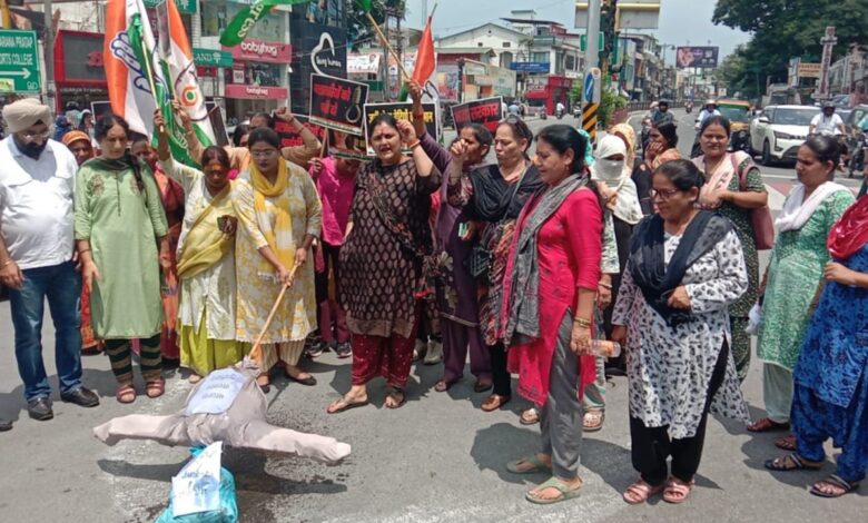 महिला कांग्रेस ने किया सरकार का पुतला दहन
