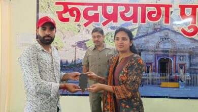 खोये हुए मोबाइल फोन लौटाकर जनपद पुलिस ने दी खुशियों की सौगात