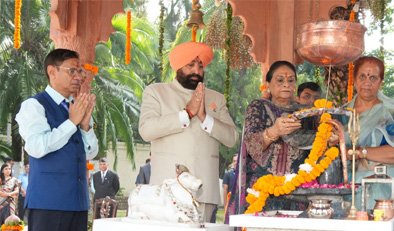 उपराष्ट्रपति ने की राजप्रज्ञेश्वर महादेव मंदिर में पूजा-अर्चना उपराष्ट्रपति ने की राजप्रज्ञेश्वर महादेव मंदिर में पूजा-अर्चना
