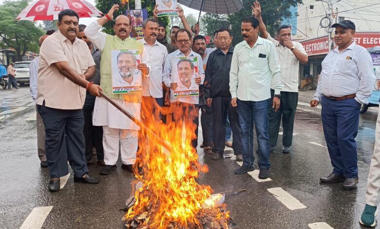 विधायक संजय गायकवाड के खिलाफ ऑल इंडियन कांग्रेस संगठन का प्रदर्शन, पुतला फूंका विधायक संजय गायकवाड के खिलाफ ऑल इंडियन कांग्रेस संगठन का प्रदर्शन, पुतला फूंका