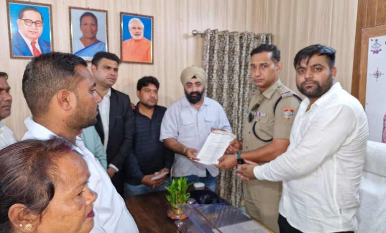 कांग्रेस नेताओं ने दी हिंसक बयानबाजी के विरोध में तहरीर कांग्रेस नेताओं ने दी हिंसक बयानबाजी के विरोध में तहरीर