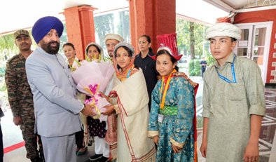 नुब्रा घाटी के छात्र-छात्राओं ने की राज्यपाल से मुलाकात नुब्रा घाटी के छात्र-छात्राओं ने की राज्यपाल से मुलाकात