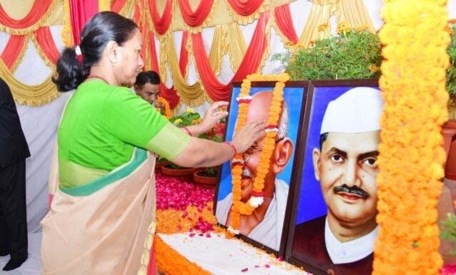मुख्य सचिव ने गांधी व शास्त्री के चित्रों पर माल्यार्पण करते हुए भावपूर्ण स्मरण किया