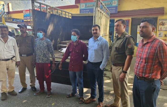 शराब तस्करी कर रहे दो पुलिस गिरफ्त मे शराब तस्करी कर रहे दो पुलिस गिरफ्त मे
