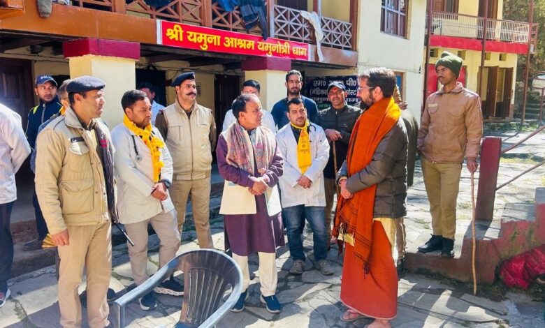 कैबिनेट मंत्री ने किये यमुनोत्री धाम के दर्शन कैबिनेट मंत्री ने किये यमुनोत्री धाम के दर्शन