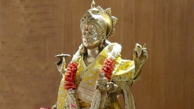 धन्वंतरि को आयुर्वेद का देवता और देवताओं का चिकित्सक माना गया