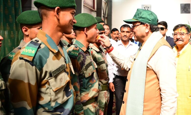मुख्यमंत्री ने सेना के जवानों के साथ मनाई दीपावली मुख्यमंत्री ने सेना के जवानों के साथ मनाई दीपावली