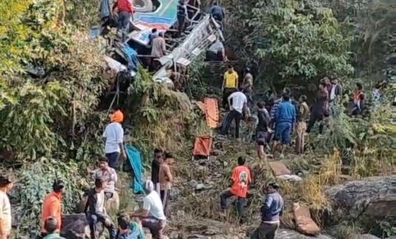 बड़ा हादसा; अल्मोड़ा में बस खाई में गिरी, 36 यात्रियों की मौत बस में सवार थे 55 से ज्यादा यात्री बड़ा हादसा; अल्मोड़ा में बस खाई में गिरी, 36 यात्रियों की मौत बस में सवार थे 55 से ज्यादा यात्री