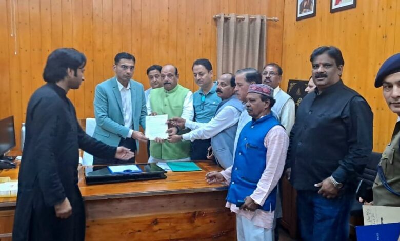 कांग्रेस के प्रतिनिधिमंडल ने की जिलाधिकारी से मुलाकात कांग्रेस के प्रतिनिधिमंडल ने की जिलाधिकारी से मुलाकात