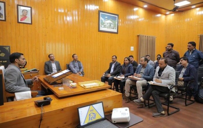 सफाई व्यवस्था को केवल बिजनेस न समझे कंपनियां: डीएम
