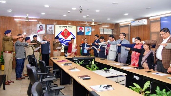 मुख्य सचिव ने अधिकारियों को दिलायी संविधान की शपथ मुख्य सचिव ने अधिकारियों को दिलायी संविधान की शपथ