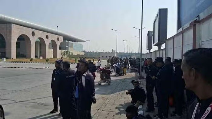 देहरादून एयरपोर्ट को बम से उड़ाने की धमकी, टर्मिनल खाली कराया, यात्रियों को बैरियर के पास ही रोका देहरादून एयरपोर्ट को बम से उड़ाने की धमकी, टर्मिनल खाली कराया, यात्रियों को बैरियर के पास ही रोका