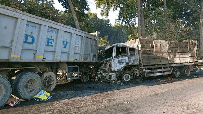 ट्रकों की भिड़ंत से निकला आग का गोला, वाहन के अंदर फंसे चालक की जिंदा जलने से मौत