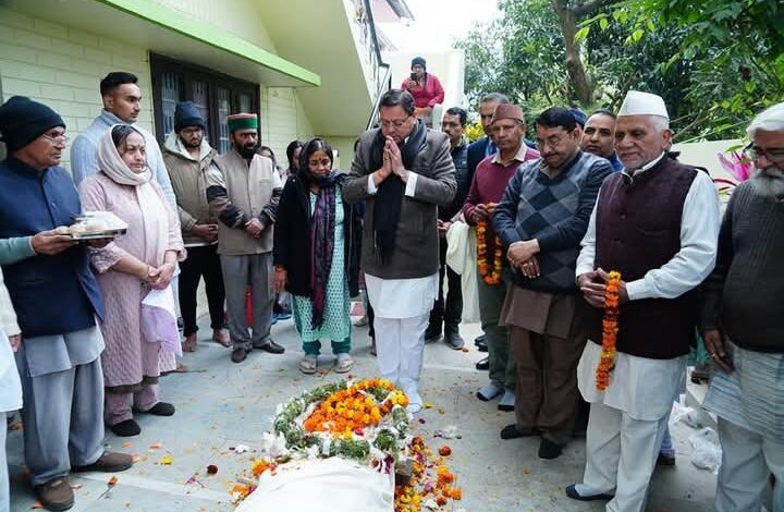 पार्थिव देह पर पुष्पचक्र अर्पित कर श्रद्धांजलि दी पार्थिव देह पर पुष्पचक्र अर्पित कर श्रद्धांजलि दी