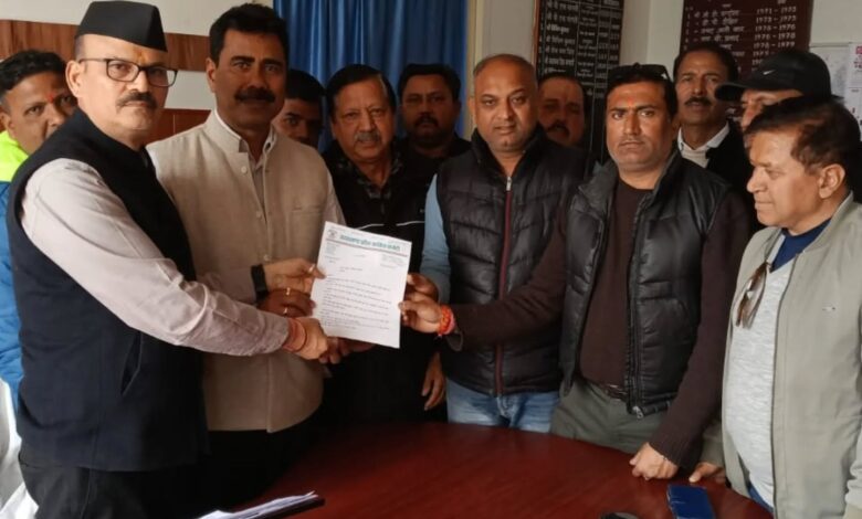 कांग्रेस कार्यकर्ताओं ने किया जिला आपूर्ति कार्यालय में प्रदर्शन