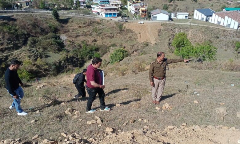 सिल्थाम चौकी के नए भवन की भूमि का सीओ ने किया निरीक्षण सिल्थाम चौकी के नए भवन की भूमि का सीओ ने किया निरीक्षण
