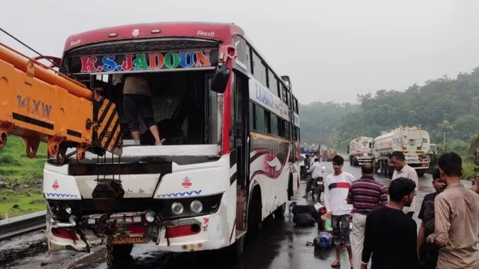 लेहना घाटी के पास अनियंत्रित होकर पलटी बस, तीन लोगों की मौत , 15 से अधिक घायल लेहना घाटी के पास अनियंत्रित होकर पलटी बस, तीन लोगों की मौत , 15 से अधिक घायल