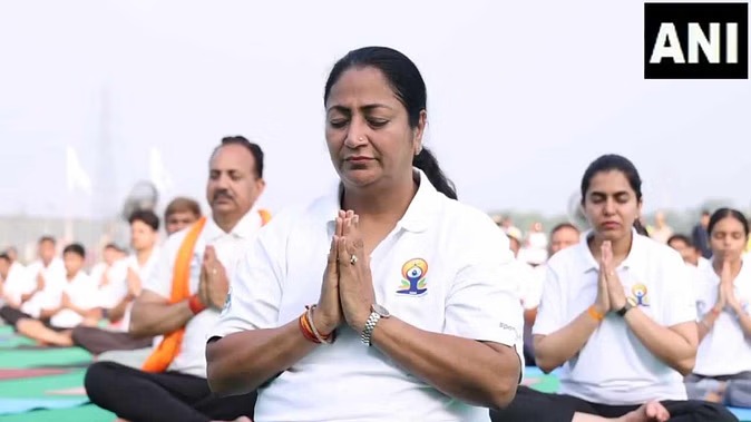 मुख्यमंत्री से लेकर अधिकारी तक, योग दिवस पर दिल्ली में दिखा उत्साह मुख्यमंत्री से लेकर अधिकारी तक, योग दिवस पर दिल्ली में दिखा उत्साह