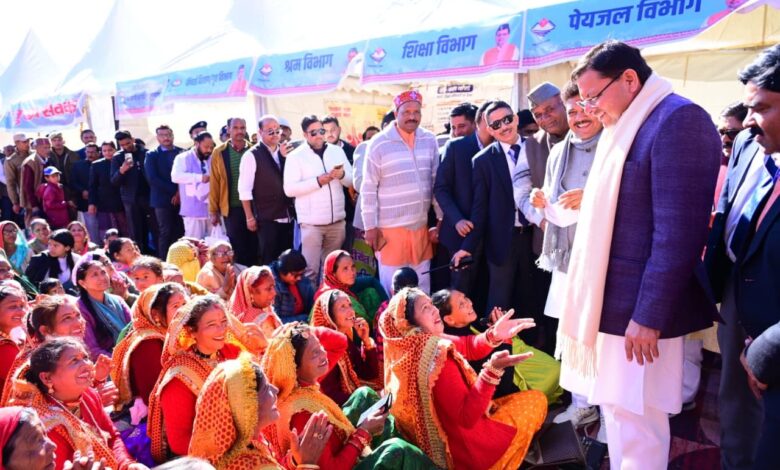 मुख्यमंत्री ने मुख्यसेवक के स्टाल पर बैठकर सुनी जनसमस्याएं, दिए त्वरित समाधान के निर्देश