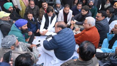 पैगा गांव पहुंचे दिग्गज कांग्रेस नेता, सड़क से सदन तक संघर्ष का किया एलान।